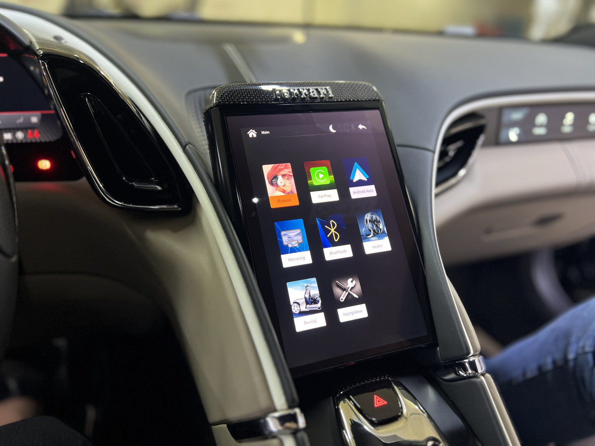 Установка Apple CarPlay и Android Auto на штатный монитор Ferrari Roma