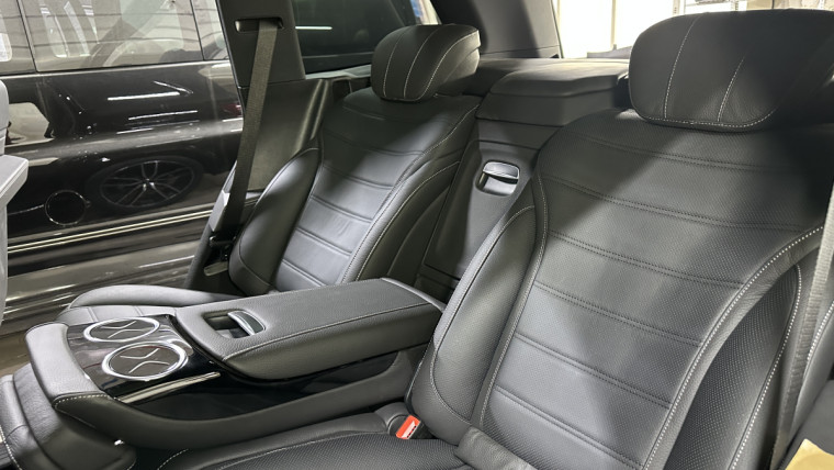 удобный диван в Mercedes-Benz GLS