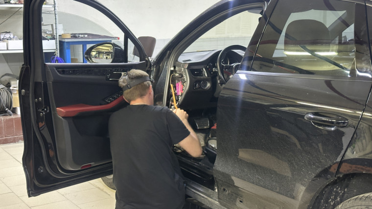 Дооснащение Porsche Cayenne системой контроля слепых зон